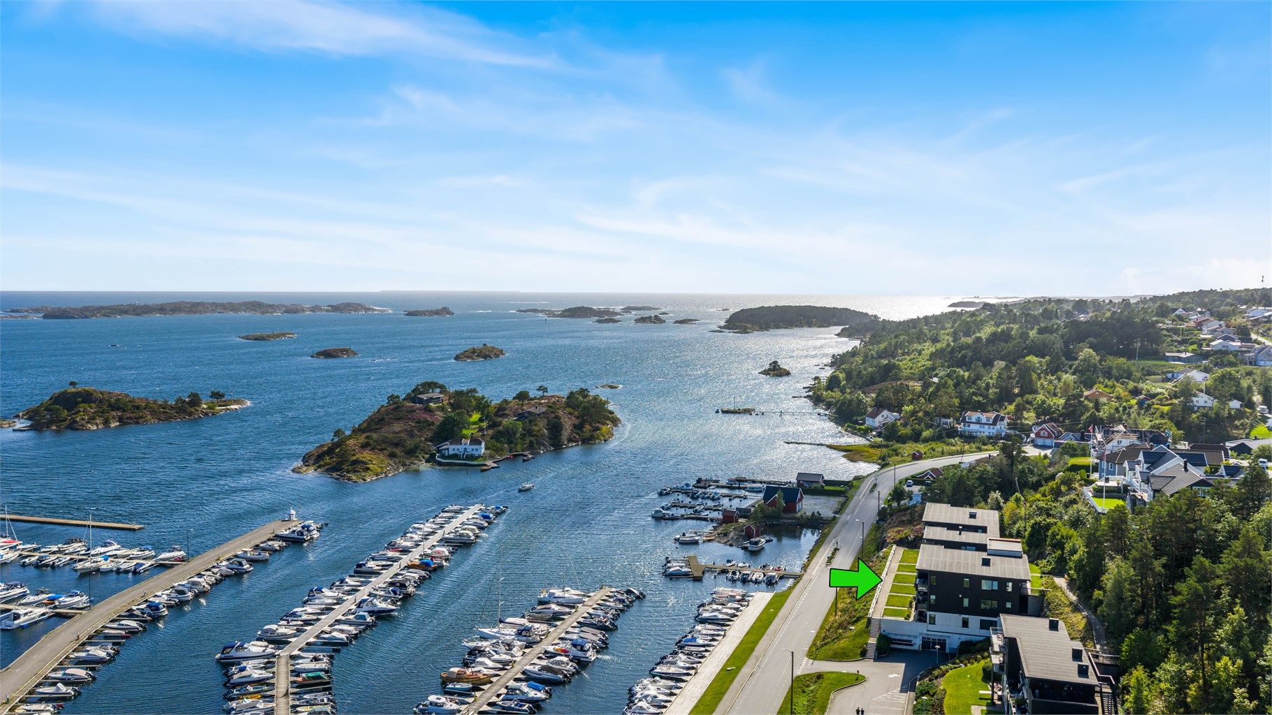 Leiligheten ligger i et nydelig område med bryggeanlegg og badeplasser like utenfor døren.