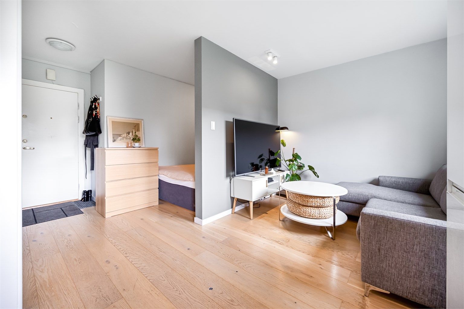 Leiligheten ble påkostet i 2019 med blant annet nytt kjøkken, gulv og mikrosement på badet.