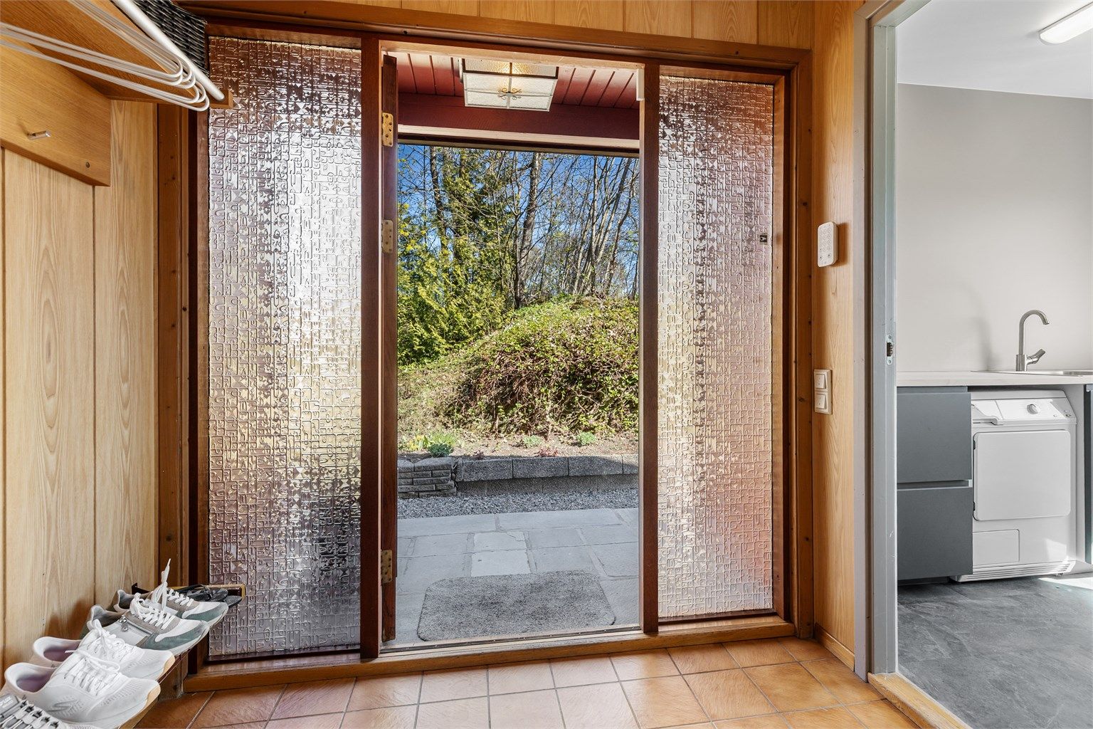 Entré med plass til skohylle og knaggrekker eller et garderobeskap. Fra entreen er det tilgang til vaskerommet og hallen.