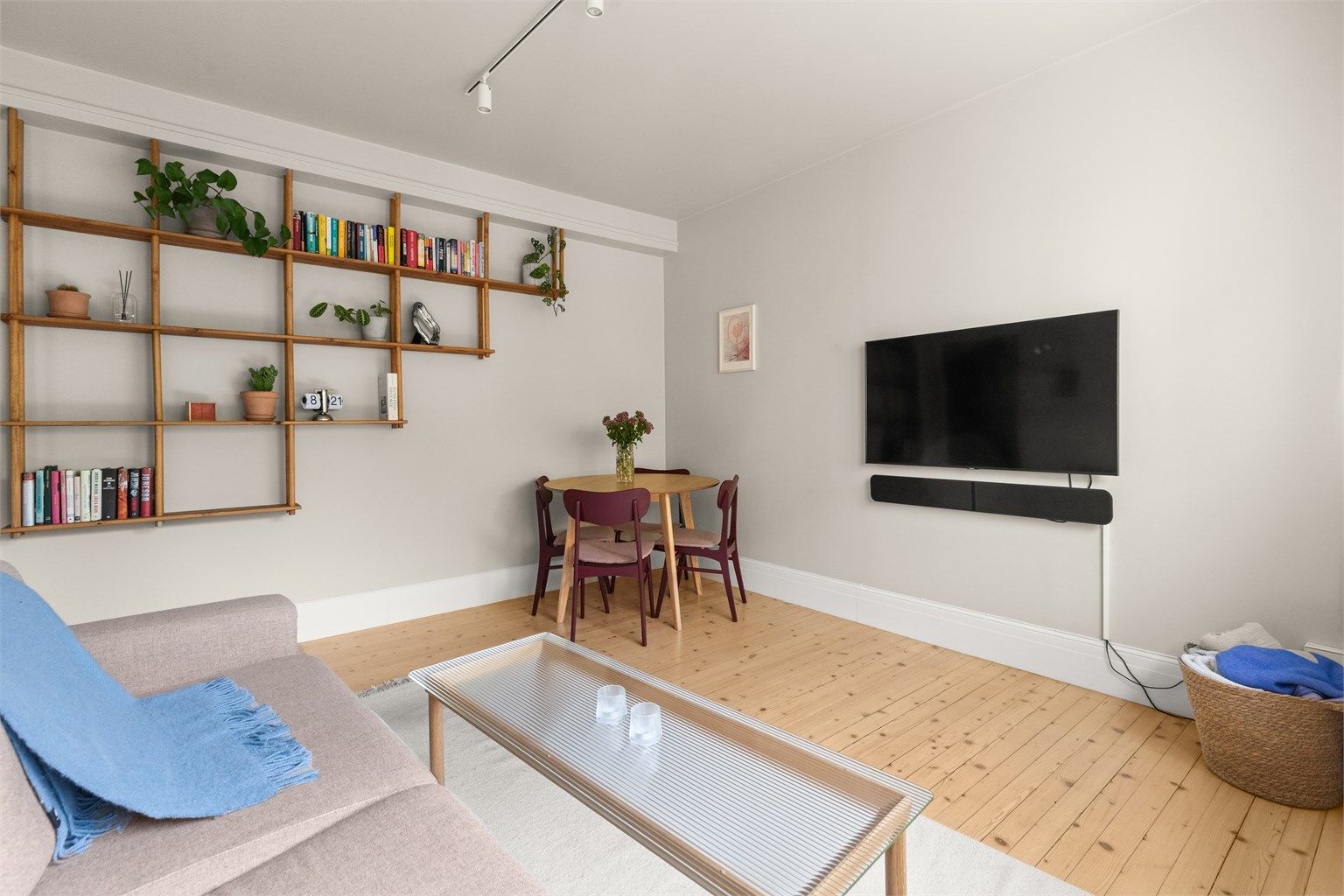 Her er det god plass til å møblere etter personlig ønske med både en hyggelig sofagruppe med tilhørende stuebord, tv-seksjon og spisestue. 