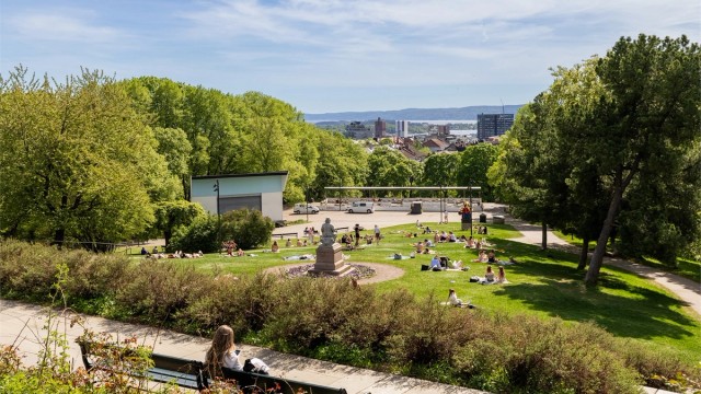 St. Hanshaugen park er nærmeste nabo til leiligheten, og byr på store grøntarealer, trivelige uteserveringer og gode rekreasjonsmuligheter.