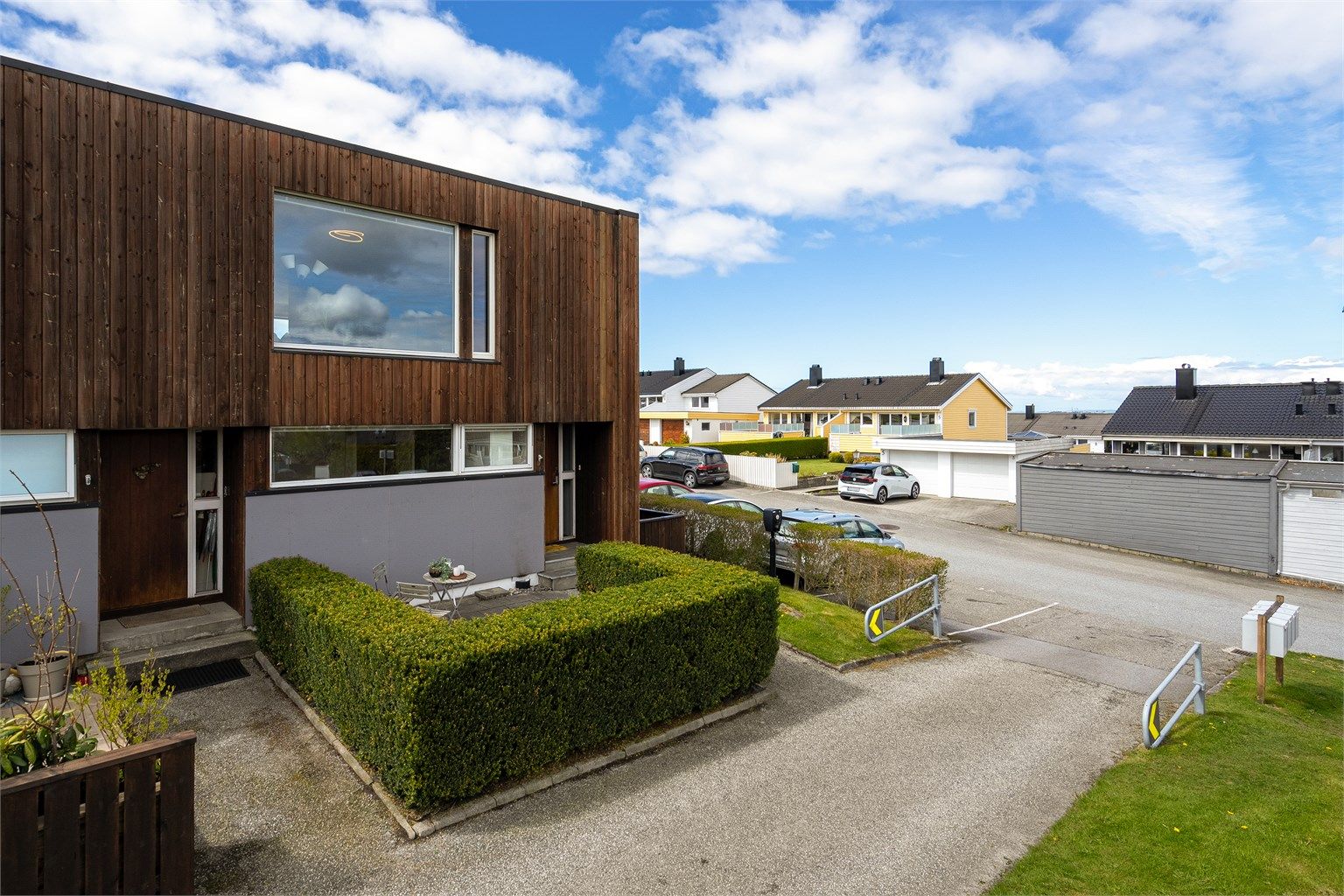 Boligen ligger som enderekkehus og har parkering i gate rett utenfor, med mulighet for el-bil lader. Boligen fikk ny kledning, isolasjon og tak ca 2009/2010.