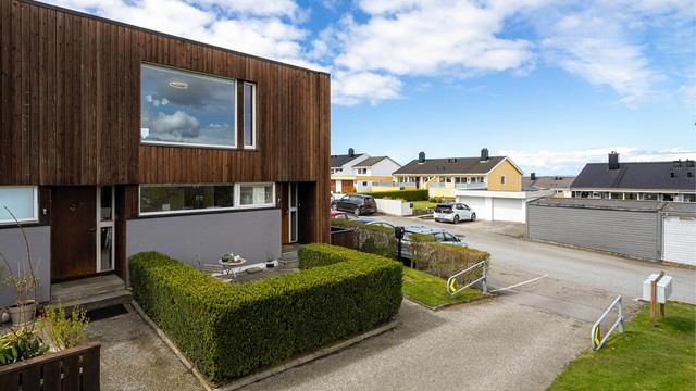 Boligen ligger som enderekkehus og har parkering i gate rett utenfor, med mulighet for el-bil lader. Boligen fikk ny kledning, isolasjon og tak ca 2009/2010.