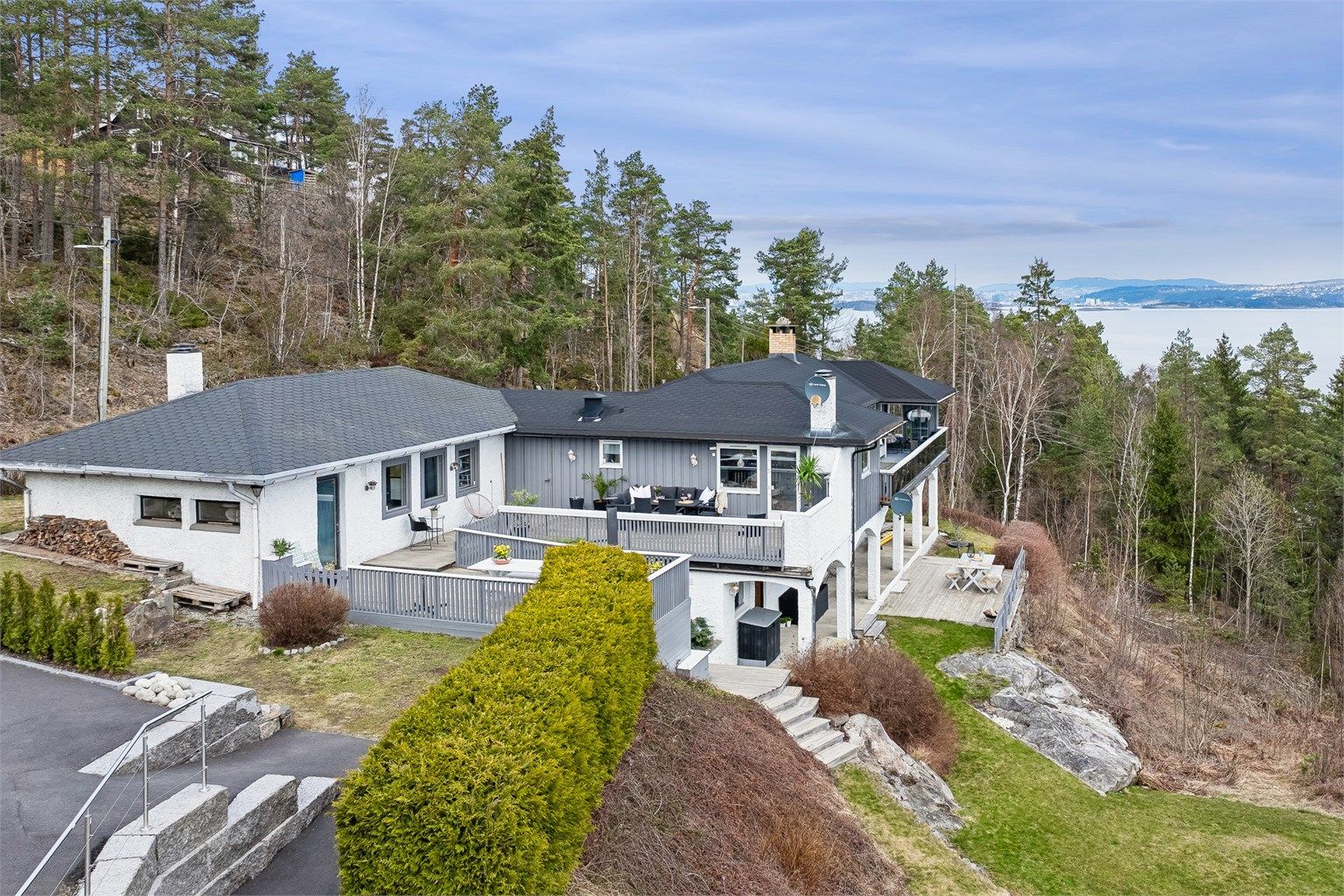 Boligen ligger høyt og fritt med fantastisk fjordutsikt, omgitt av en stor, pent opparbeidet tomt. De romslige terrasseflatene gir rikelig med plass til både avslapning og sosiale stunder – alt med utsikten som et imponerende bakteppe.