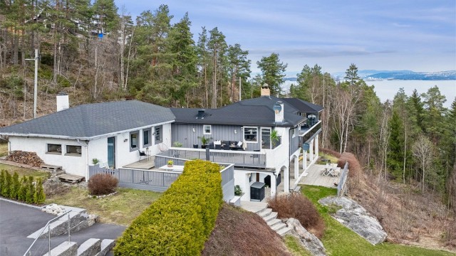 Boligen ligger høyt og fritt med fantastisk fjordutsikt, omgitt av en stor, pent opparbeidet tomt. De romslige terrasseflatene gir rikelig med plass til både avslapning og sosiale stunder – alt med utsikten som et imponerende bakteppe.