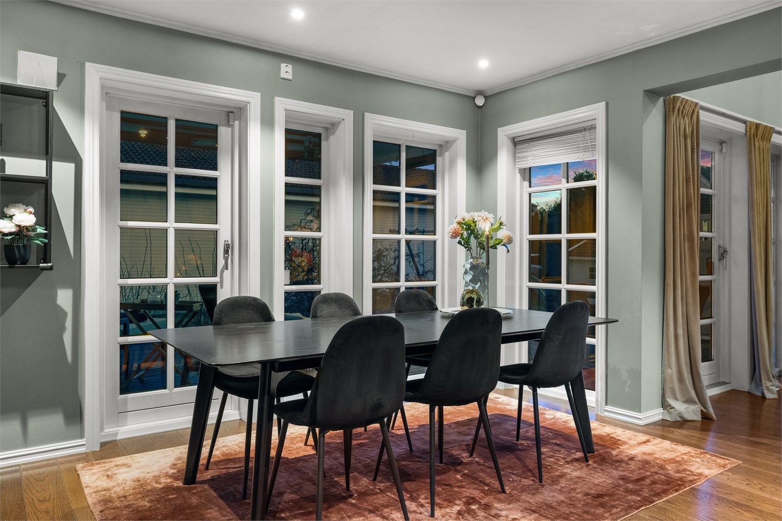 Utsyn fra spisebordet mot terrassen.