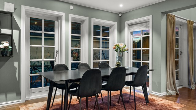 Utsyn fra spisebordet mot terrassen.