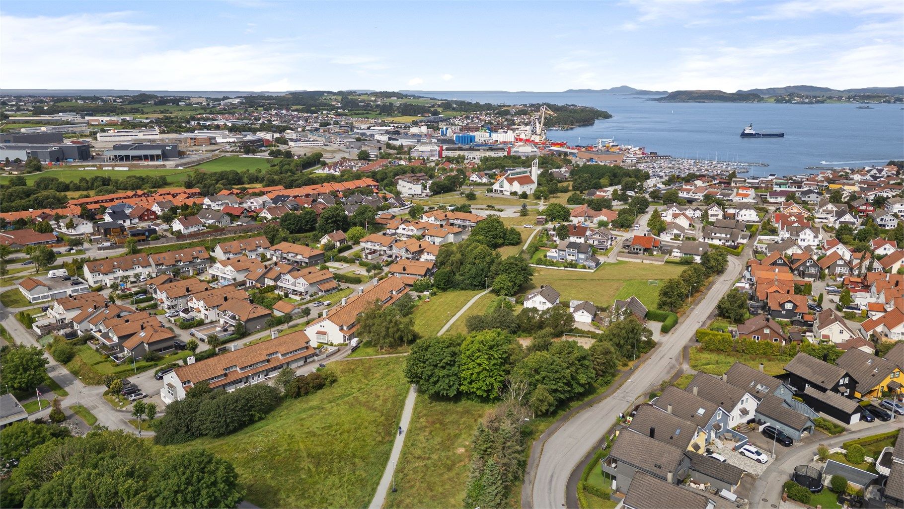 Gode bussforbindelser til Stavanger, Randaberg og Dusavik, i tillegg til buss direkte til Forus via det  nye sykehuset. 