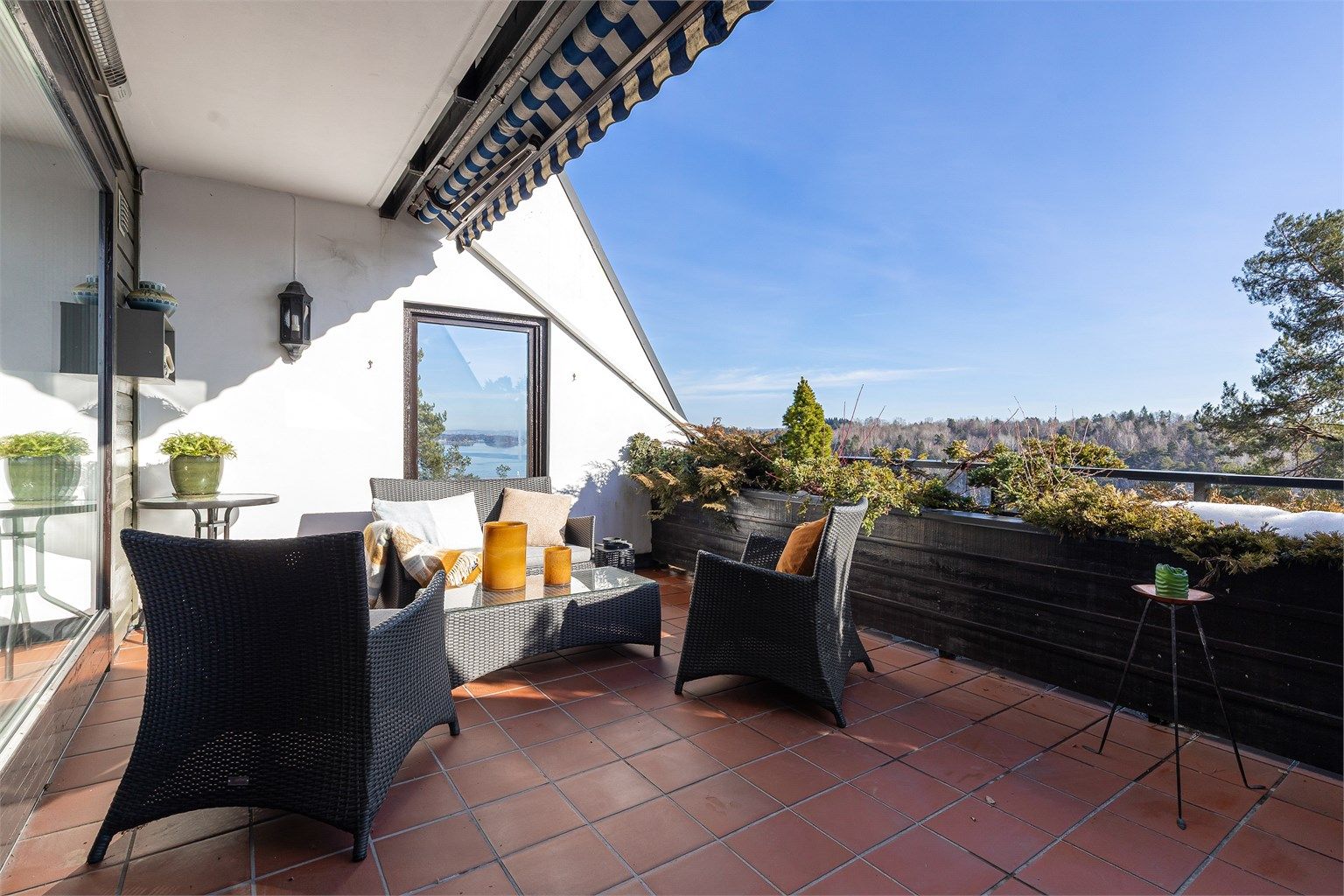 Her er det god plass til utemøbler og flott utsikt.