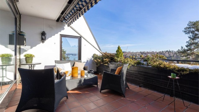 Her er det god plass til utemøbler og flott utsikt.