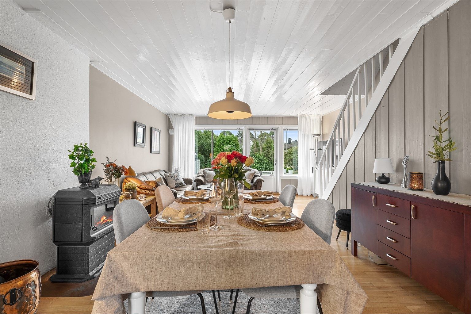 God plass til flere soner med sittegruppe og spisegruppe - Store vindusflater gir godt med naturlig lys