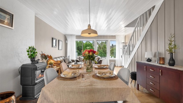 God plass til flere soner med sittegruppe og spisegruppe - Store vindusflater gir godt med naturlig lys