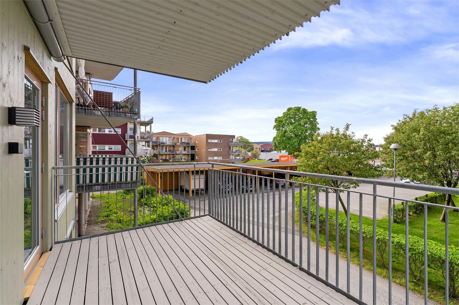 Terrassen vil på sommerstid oppleves som en fin forlengelse av stuen. Selger opplyser om solgang fra ca. kl. 08:00-15:30 og fra ca. 18:00-20:00 på sommerstid.