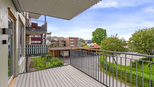 Terrassen vil på sommerstid oppleves som en fin forlengelse av stuen. Selger opplyser om solgang fra ca. kl. 08:00-15:30 og fra ca. 18:00-20:00 på sommerstid.
