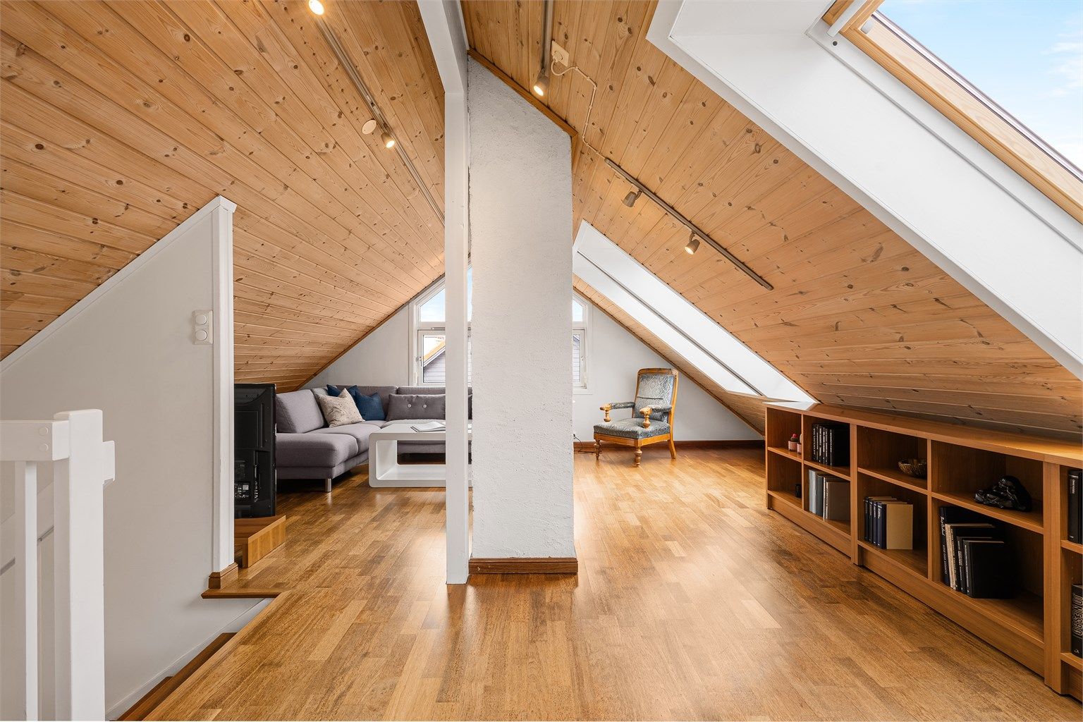 Boligens øverste etasje er innredet som stor loftstue, soverom og bad. Dette er ikke omsøkt og godkjent. 
Flere naboer har fått dette godkjent av kommunen, og det foreligger en mal på hvordan man skal søke for godkjenning.