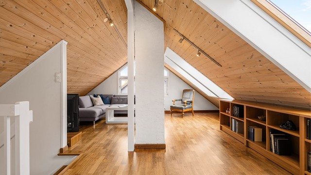 Boligens øverste etasje er innredet som stor loftstue, soverom og bad. Dette er ikke omsøkt og godkjent.
Flere naboer har fått dette godkjent av kommunen, og det foreligger en mal på hvordan man skal søke for godkjenning.