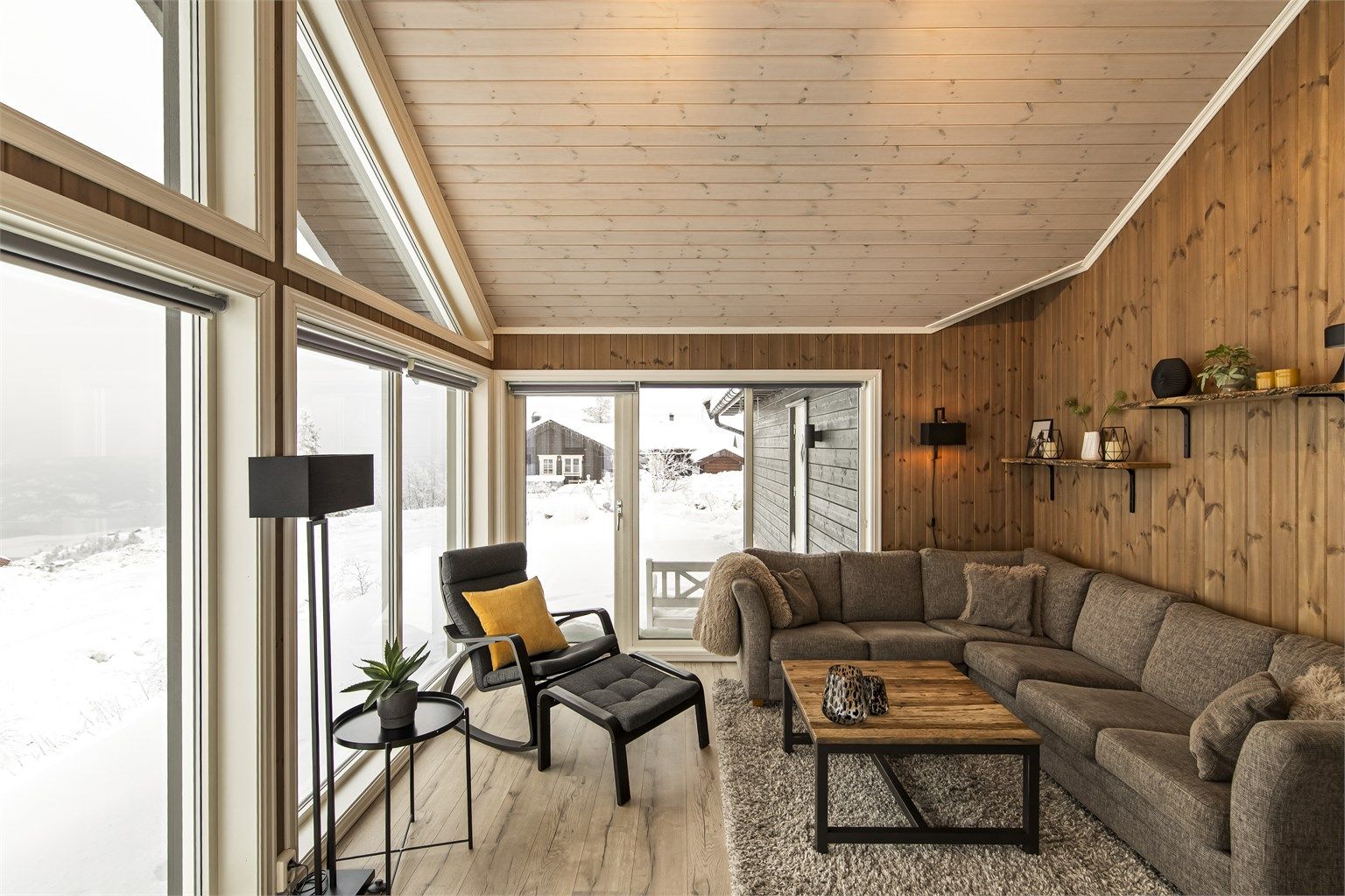 Høy himling og delikate fargevalg