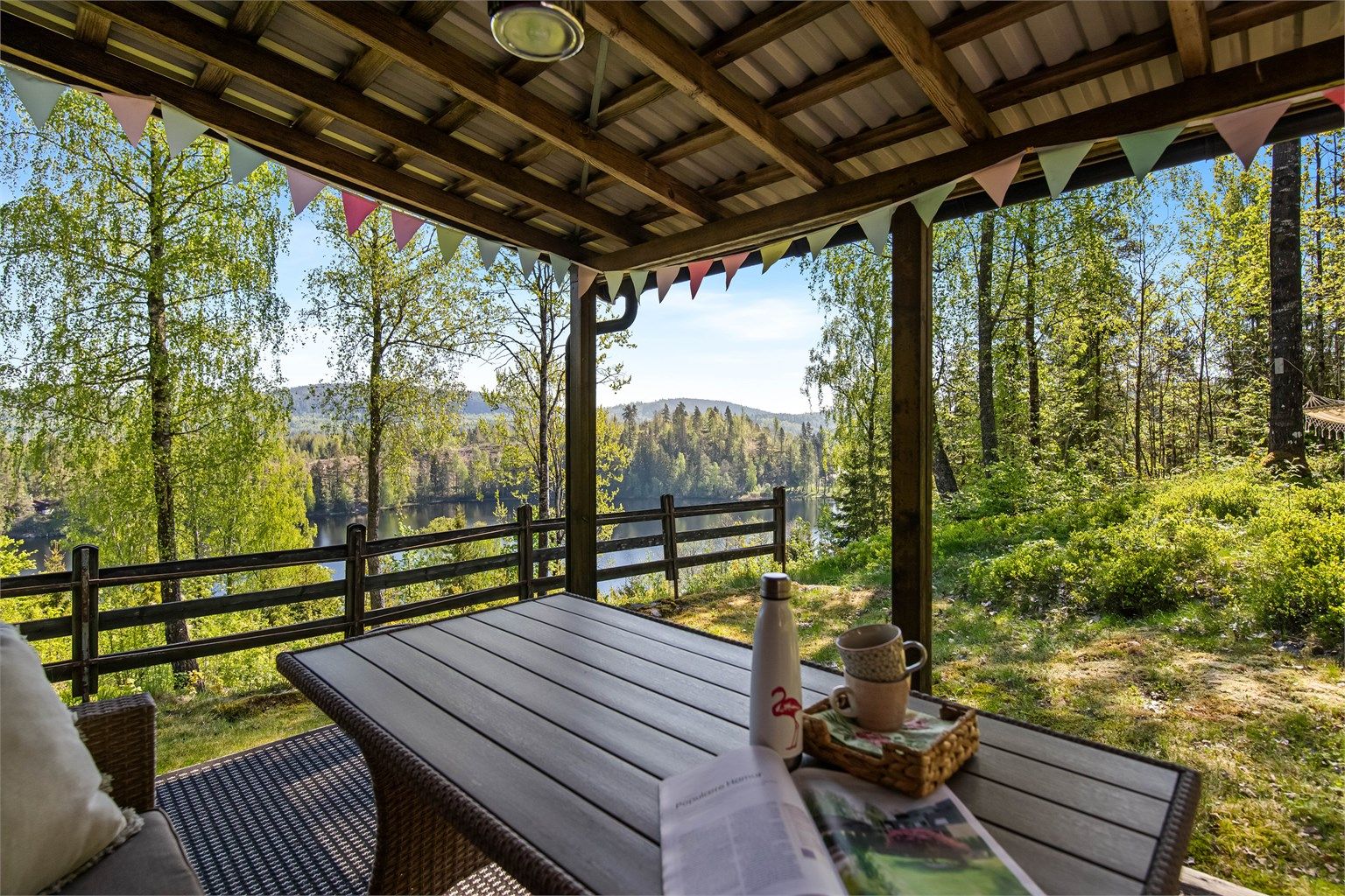 Terrassen vendt mot syd er delvis overbygget. Det er rikelig med plass til hagemøbler og fint utsyn mot omkringliggende natur og ned til Kleiveren.