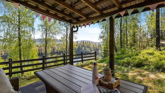 Terrassen vendt mot syd er delvis overbygget. Det er rikelig med plass til hagemøbler og fint utsyn mot omkringliggende natur og ned til Kleiveren.