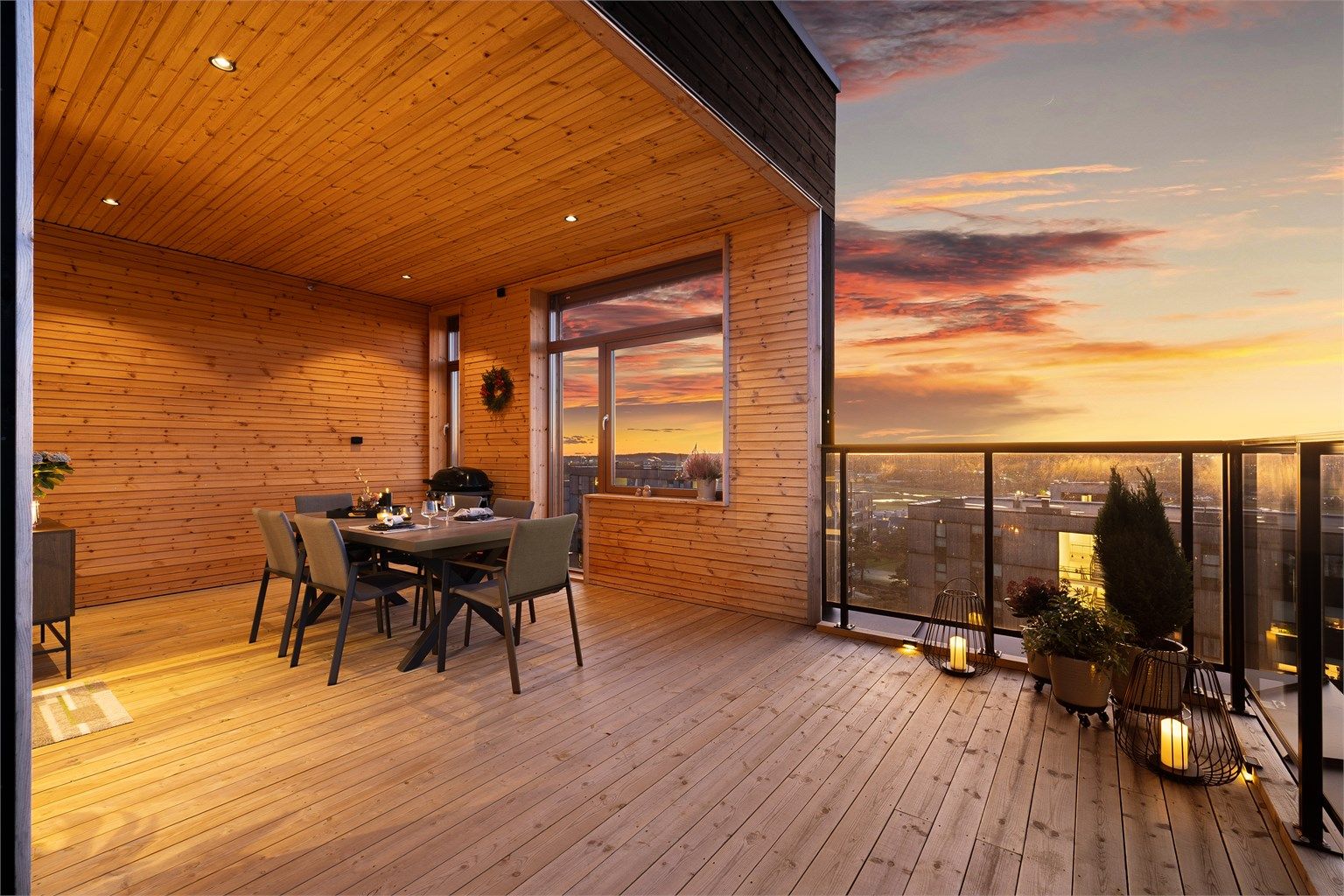 I høyden av sjette etasje er det fritt, luftig og usjenert. Skjermende overbygg og overflater av heltre skaper lunhet i høyden.