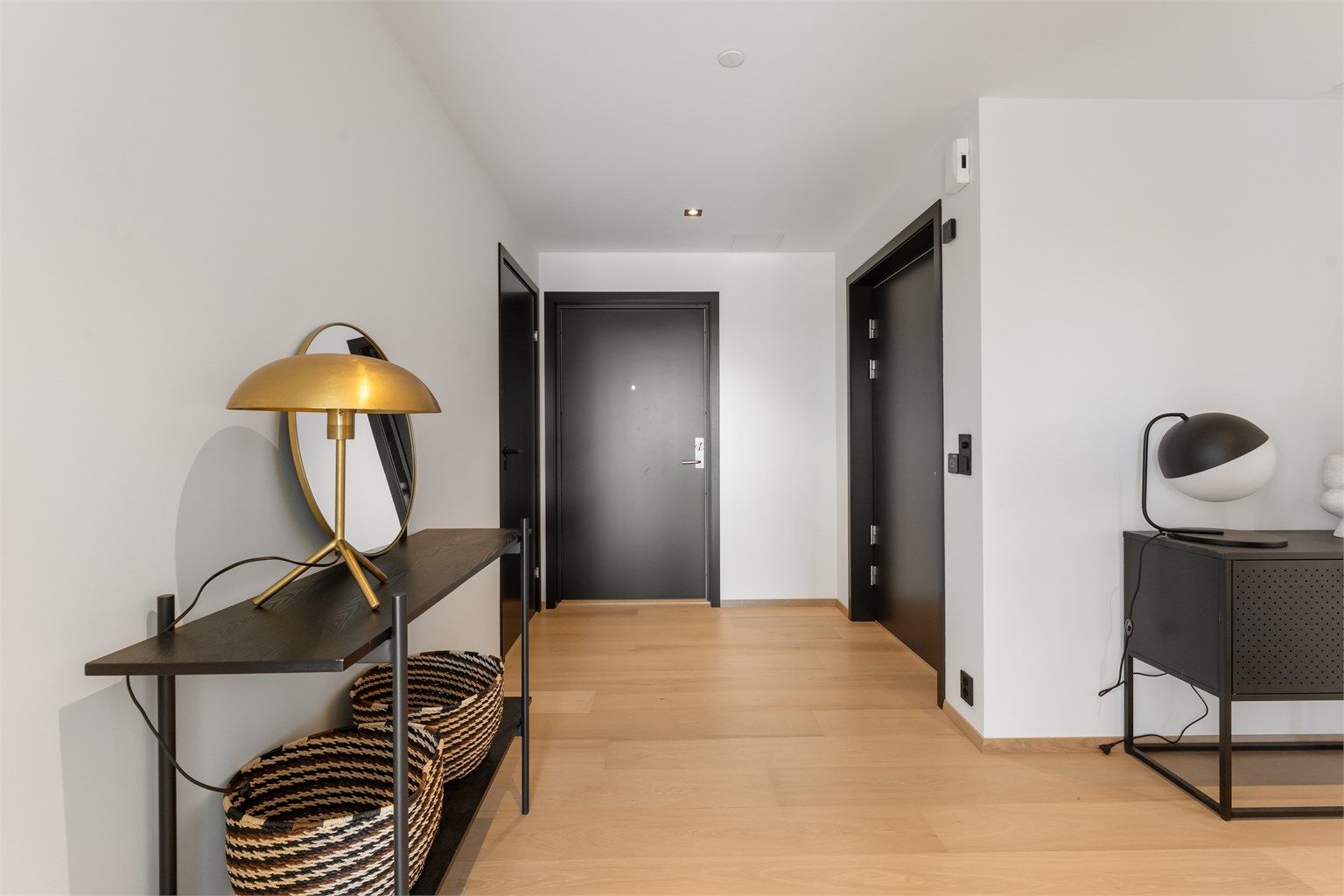 Velkommen inn! Leiligheten har direkte heisadkomst inn til leiligheten