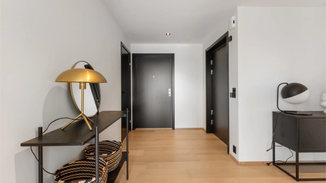 Velkommen inn! Leiligheten har direkte heisadkomst inn til leiligheten