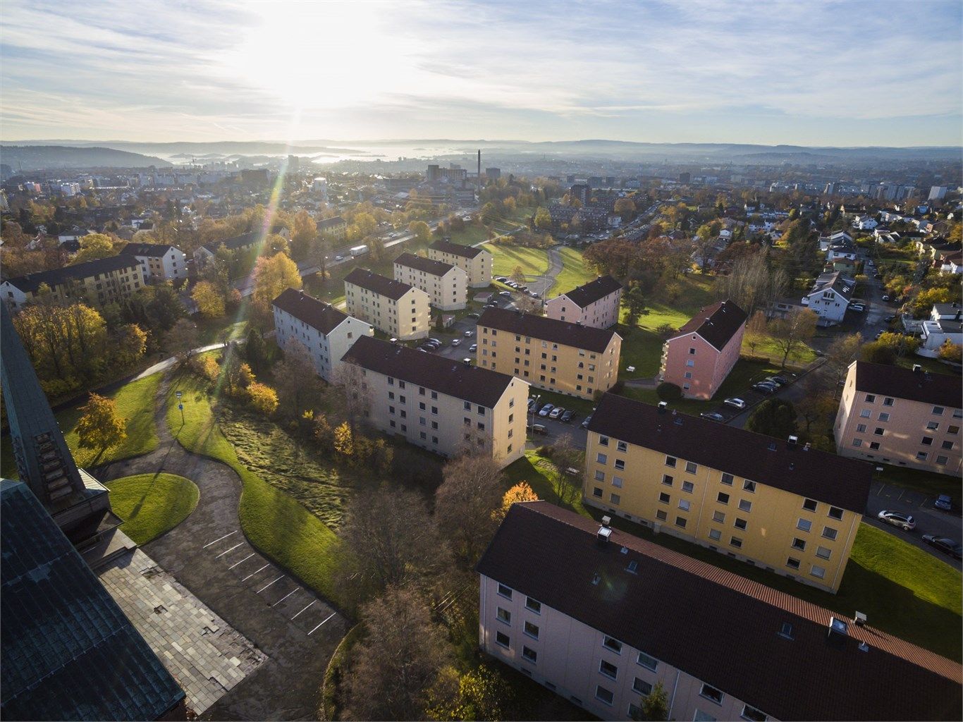 Overblikk over idylliske Traverveien omkranset av grøntområder!