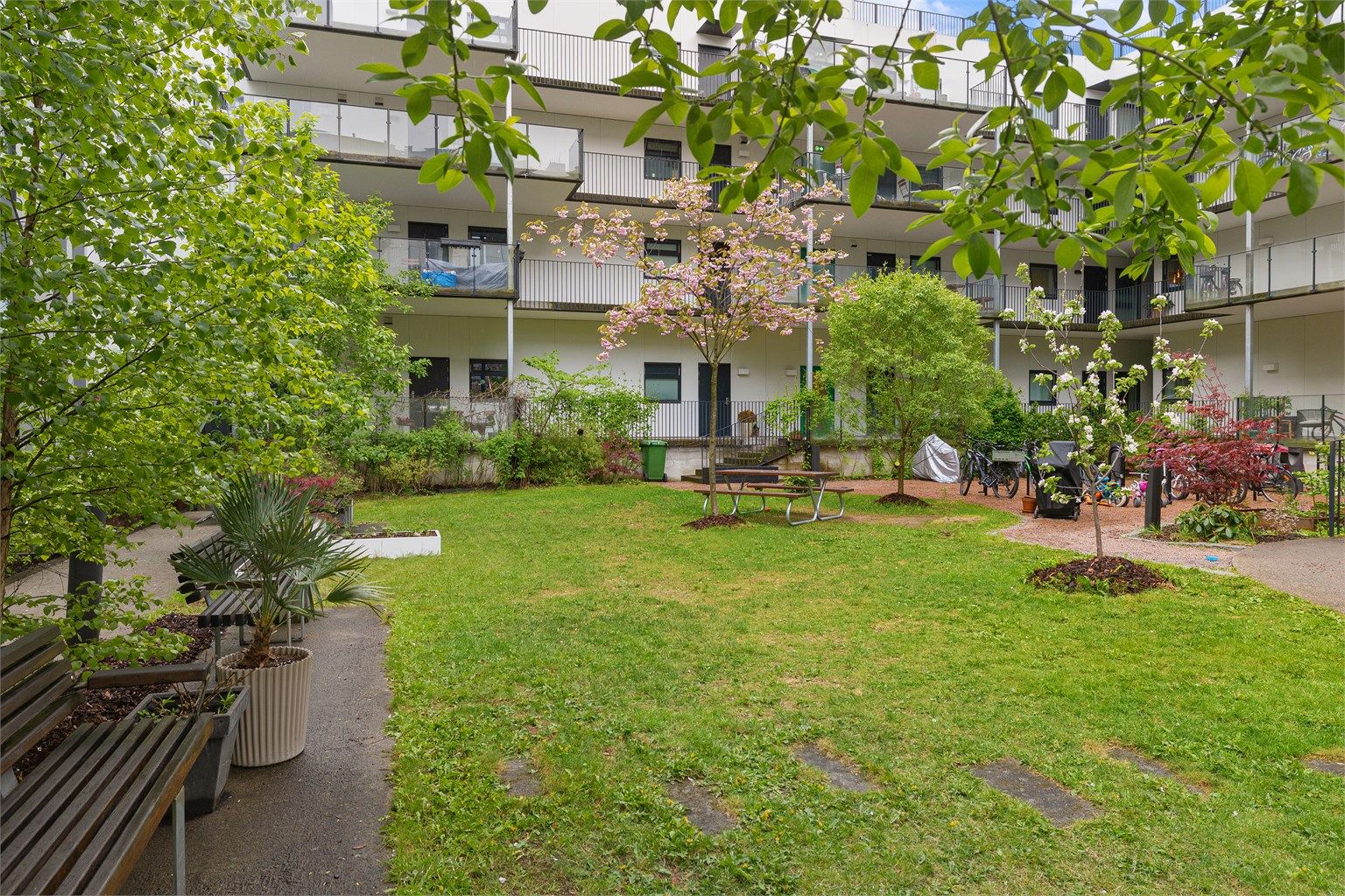 Fellesarealene er pent beplantet og vedlikeholdes i fellesskap, både fortløpende av "Hagegruppa" og på hyggelige dugnader.