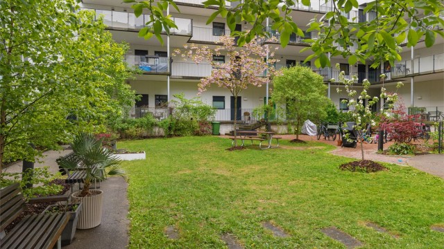 Fellesarealene er pent beplantet og vedlikeholdes i fellesskap, både fortløpende av "Hagegruppa" og på hyggelige dugnader.