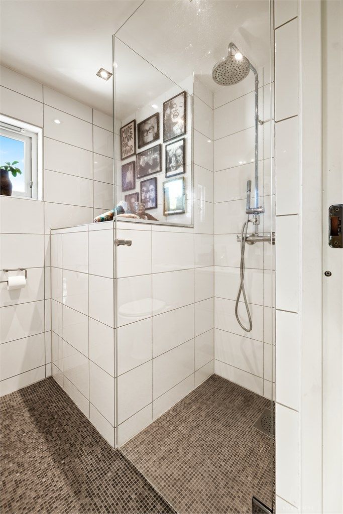 Badet har dusjnisje med dusjdør av glass og regnfallsdusj.