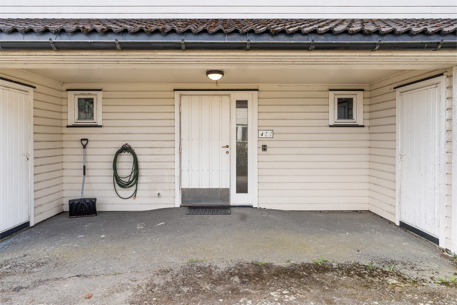 Adkomst til leiligheten via felles, overbygget inngangsparti.