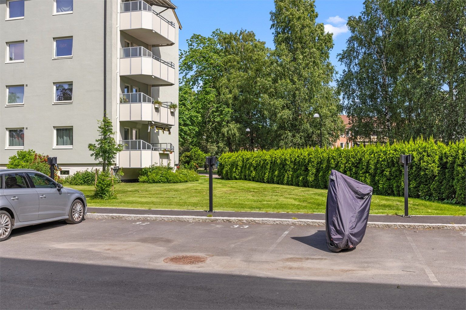En egen parkeringsplass med elbillader ligger rett utenfor inngangspartiet for enkel og komfortabel hverdag.