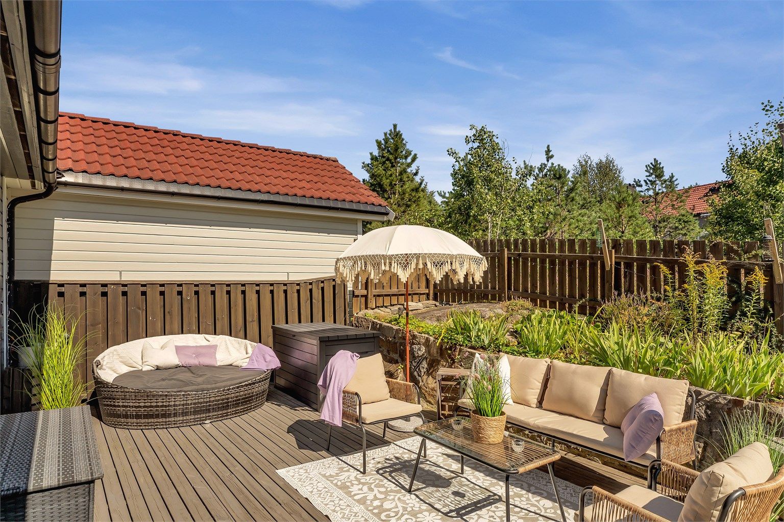 Fra gang i 1.etasje fører en dør ut til en østvendt terrasse på ca. 36kvm, en av to store uteplasser boligen kan skilte med.  