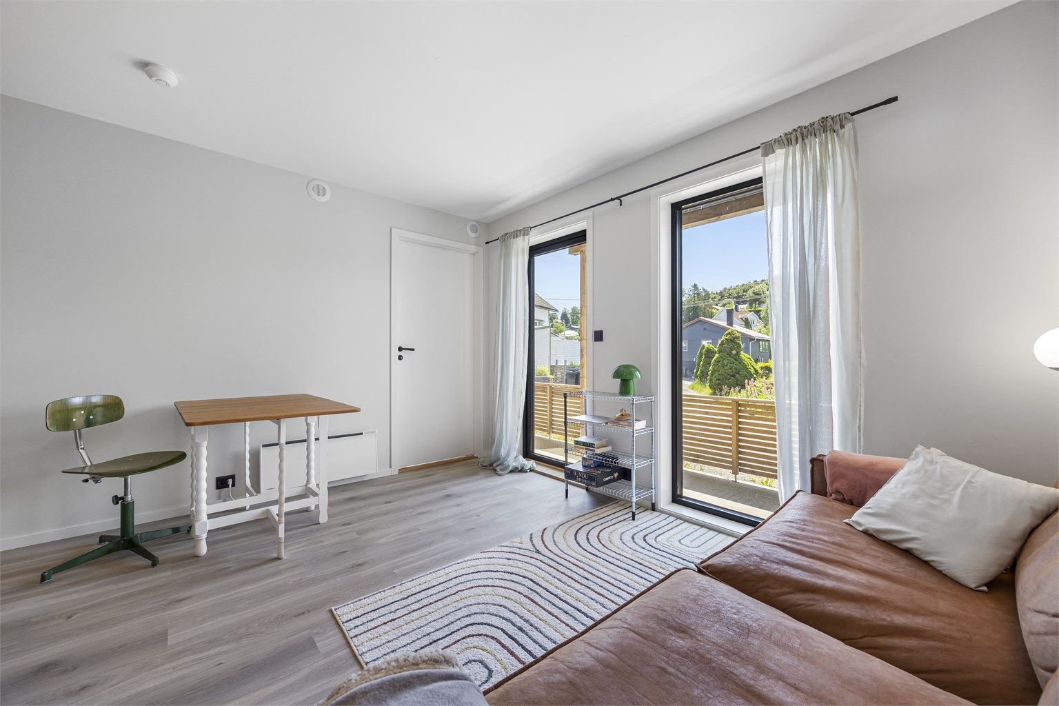 Stuen har en åpen løsning mot kjøkkenet, med direkte utgang til en terrasse på 11 m².