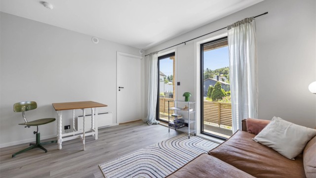 Stuen har en åpen løsning mot kjøkkenet, med direkte utgang til en terrasse på 11 m².