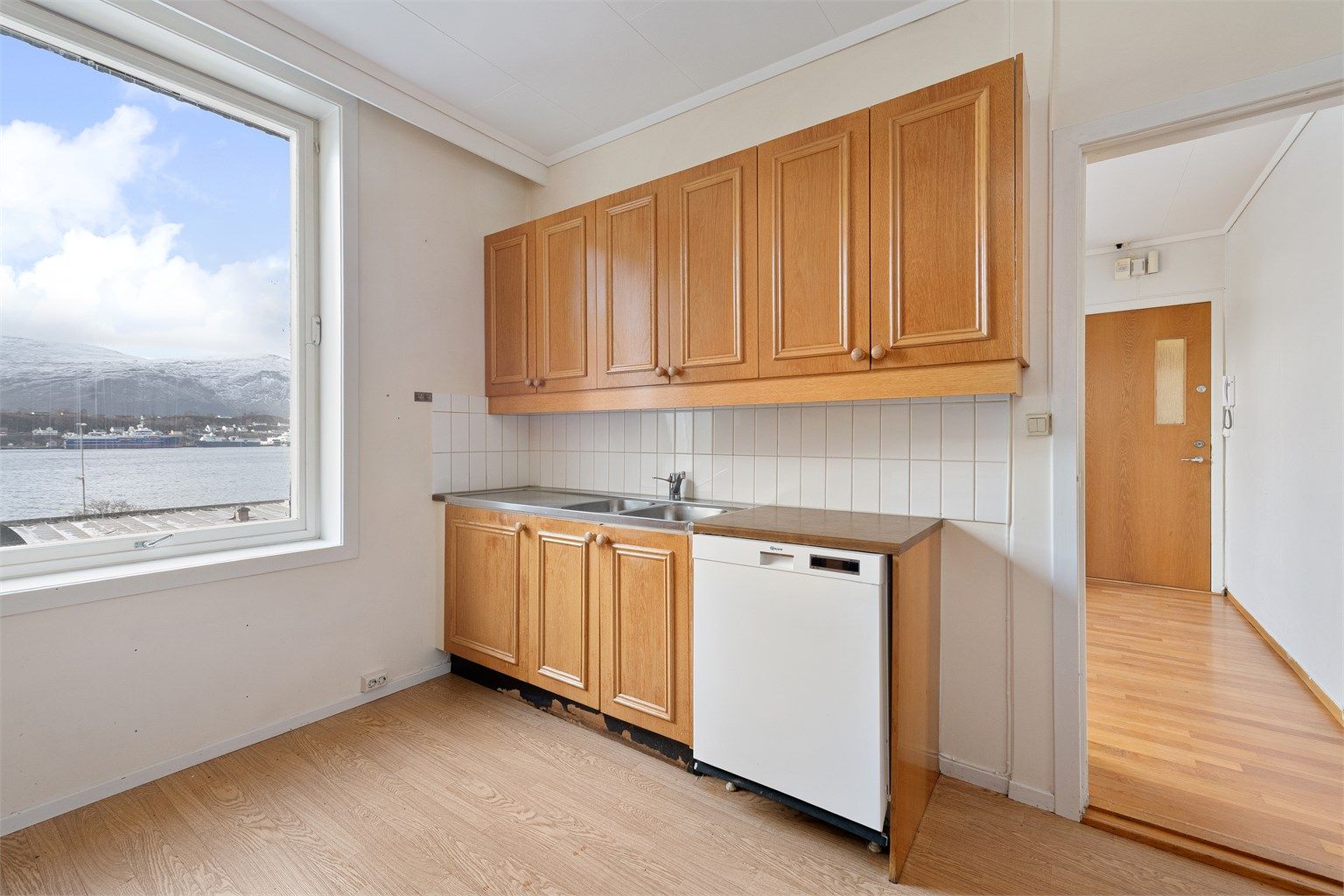Begge leilighetene har separate kjøkken med plass til spisebord.