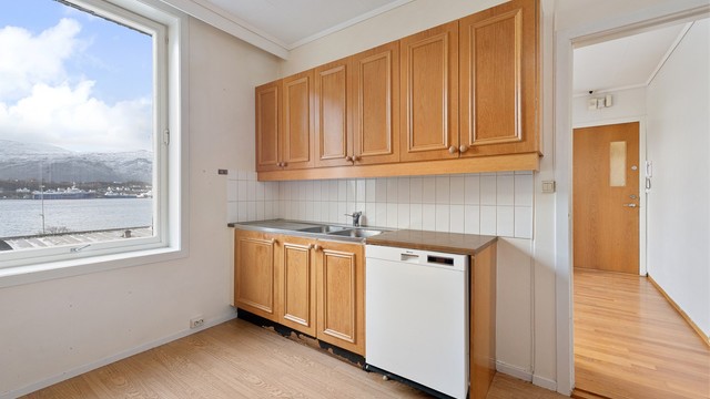 Begge leilighetene har separate kjøkken med plass til spisebord.