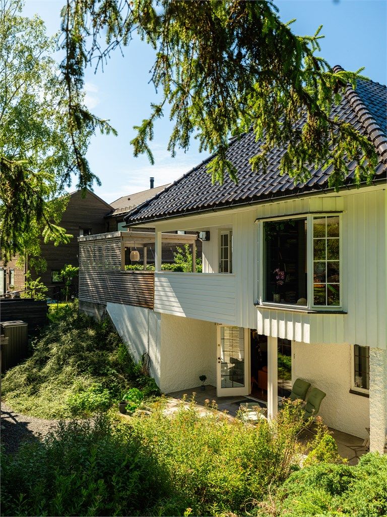 Hybelen i underetasjen har separat inngang med egen platting foran. 