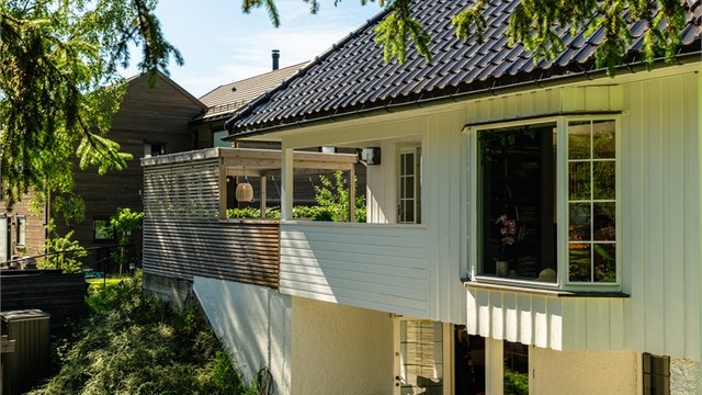 Hybelen i underetasjen har separat inngang med egen platting foran.