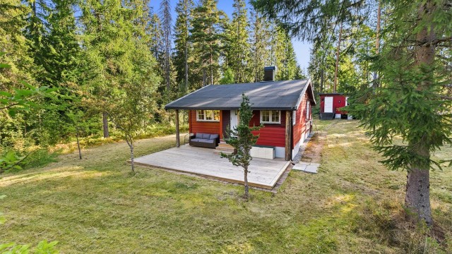 Velkommen til Lønsvollveien 67 en superkoselig fritidseiendom på romslig tomt i naturskjønne omgivelser i kort avstand fra Oslo