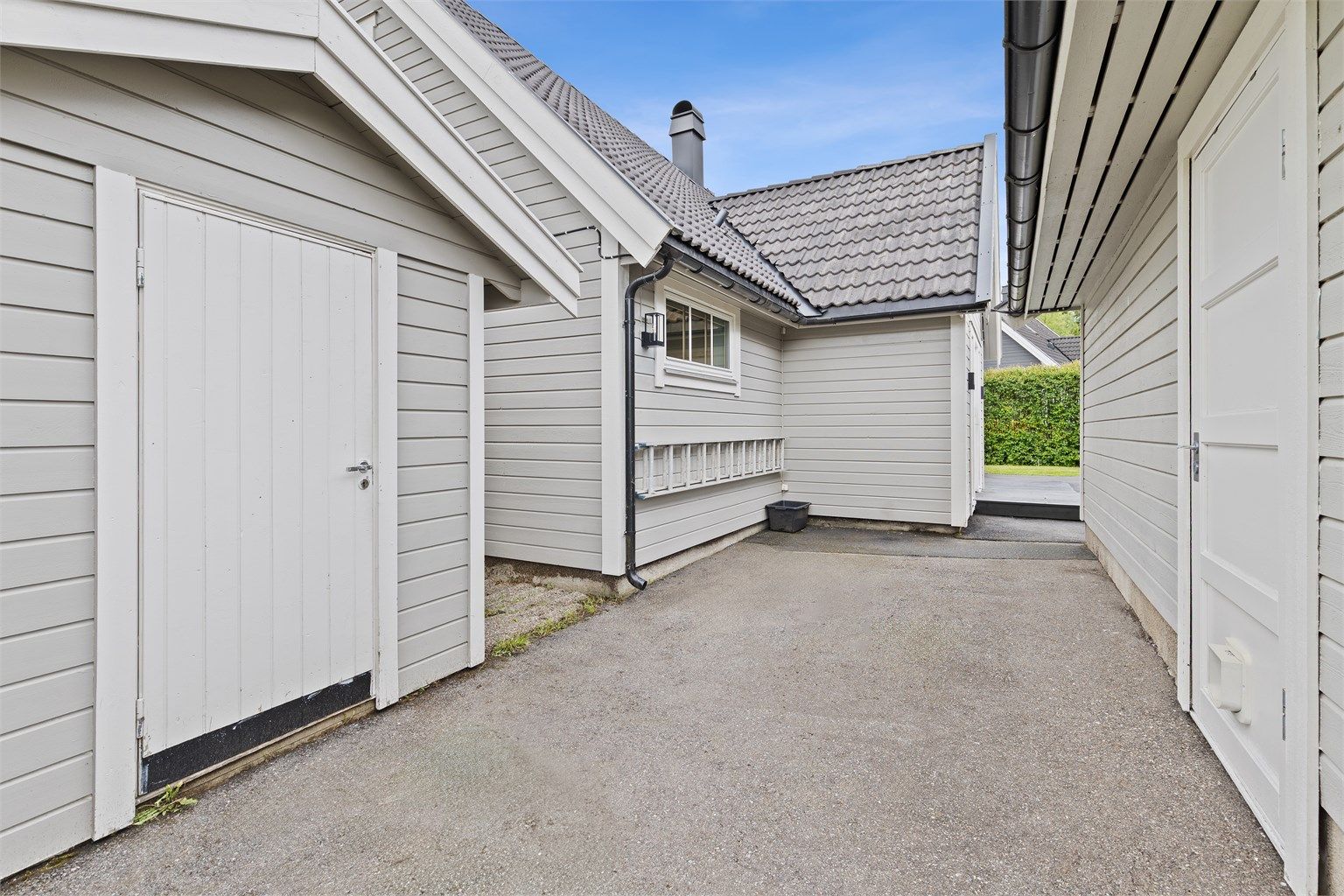 Praktisk passasje med enkel tilgang til romslig bod for oppbevaring.