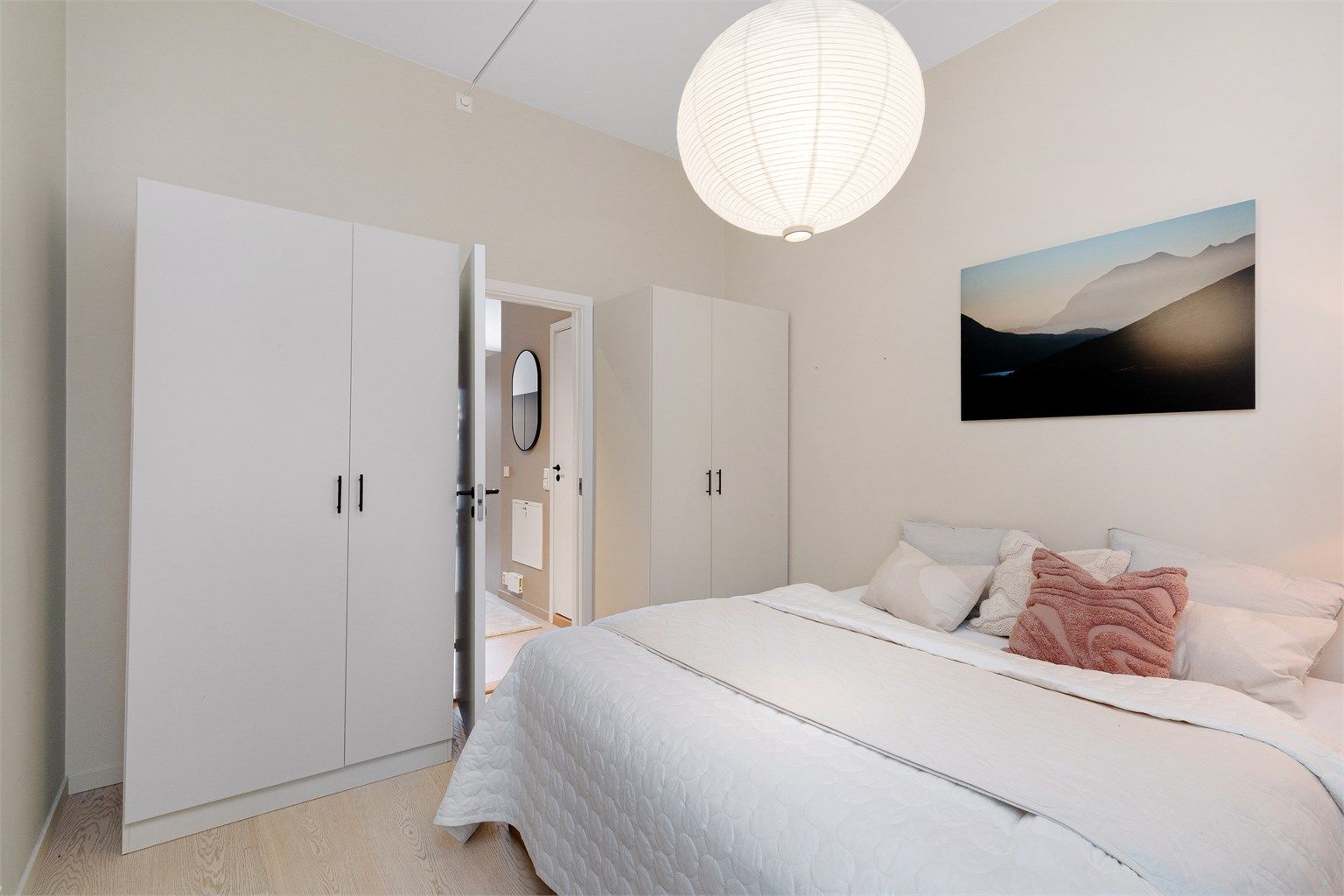 Soverom med god lagringsplass i store garderobeskap