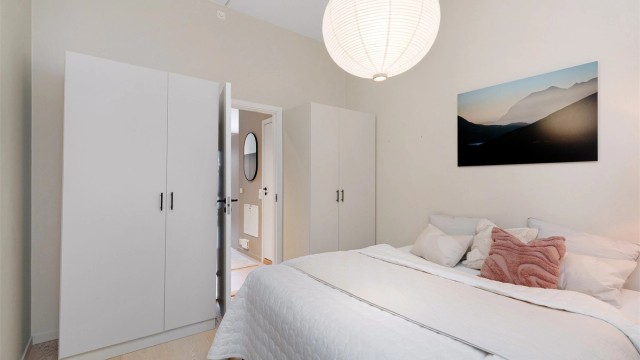 Soverom med god lagringsplass i store garderobeskap