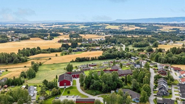 Her får du en tilbaketrukket og fredelig beliggenhet, samtidig som det er kort vei til det meste du trenger i hverdagen.