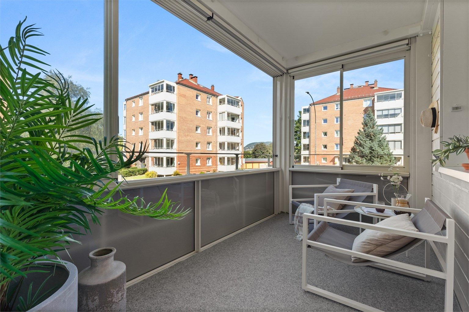 En lekker og innbydende 3-roms hjørneleilighet med innglasset balkong, åpen stue-kjøkkenløsning og nærhet til alt du har behov for i hverdagen!