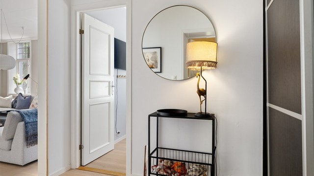 Velkommen inn i en lys og innbydende hall.