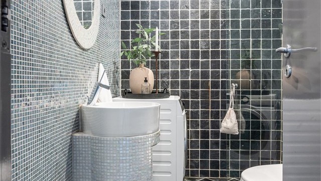 Badet er arealeffektivt innredet med servant, toalett og en dusjnisje.