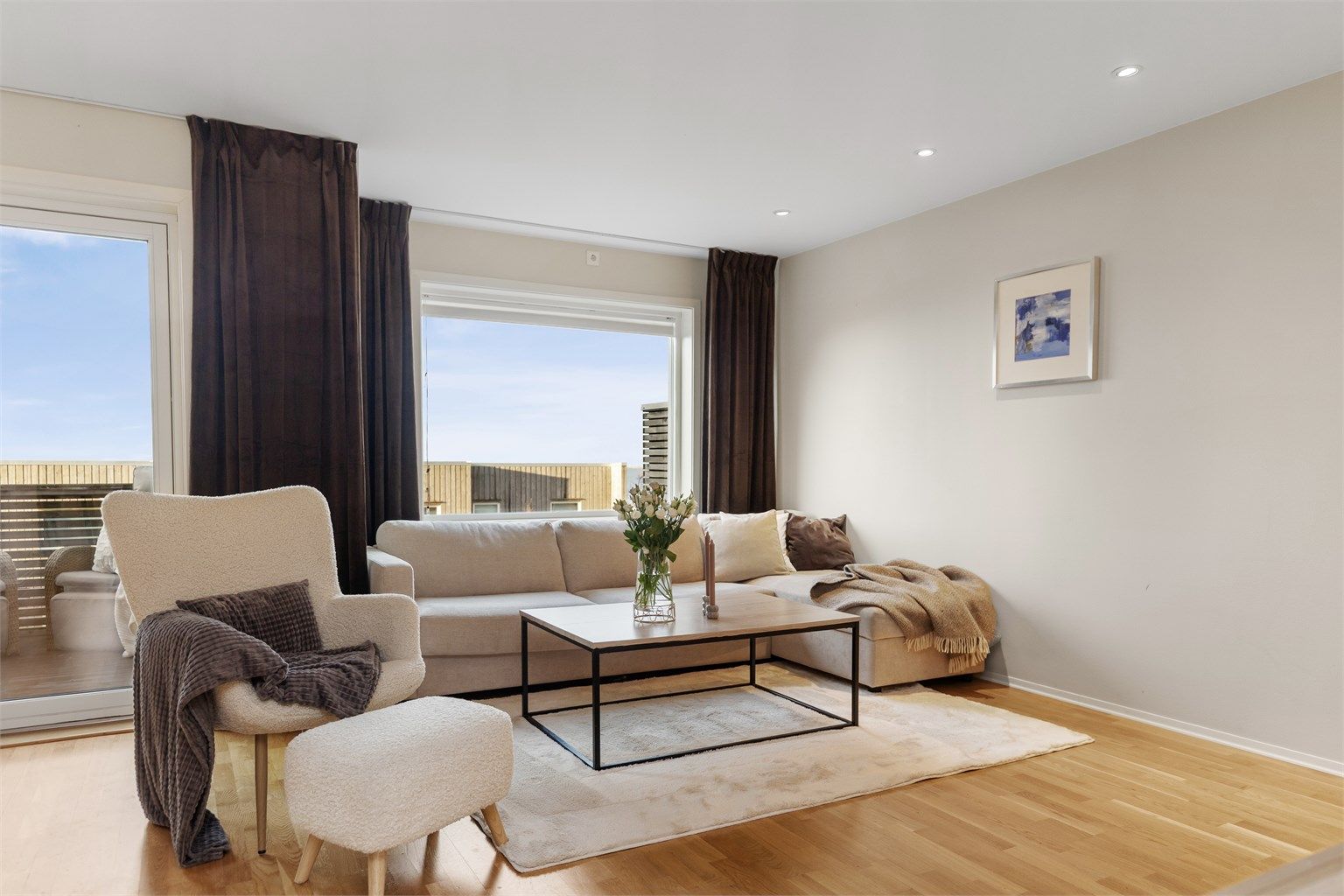 Stuen har også en romslig sofakrok og direkte utgang til solrik balkong med flott sjøutsikt.