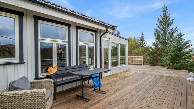 Stor nylig etablert terrasse med fine sol- og utsiktsforhold