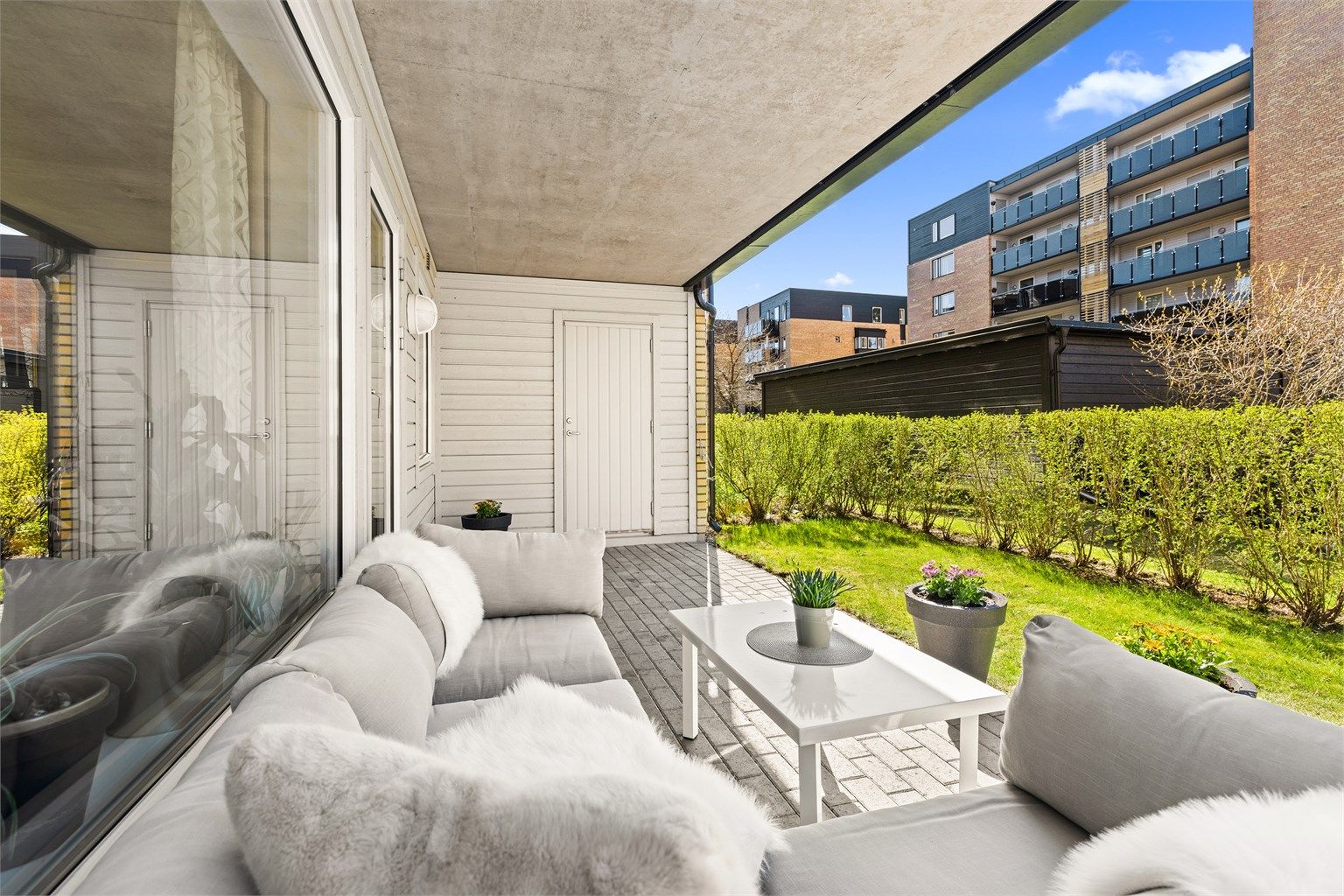 Fra stuen er det direkte utgang til en romslig og overbygget platting på 16 m², skjermet for vær og vind.